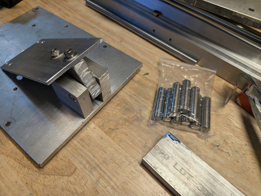 Boom drive pivot block support